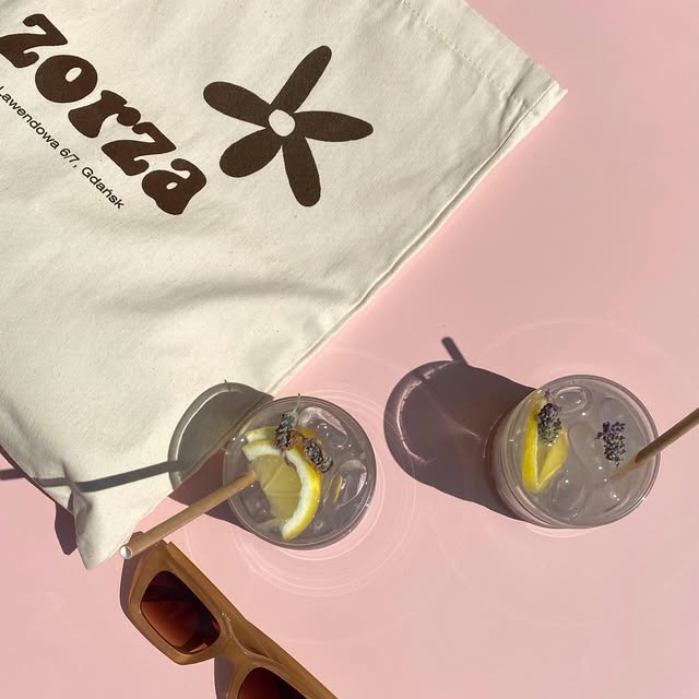 Lemoniady i torba ZORZA na różowym stole